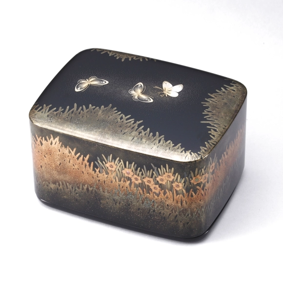 蒔絵干菓子盆唐花文 (Satomi Mizushiri ) ｜Gallery Japan