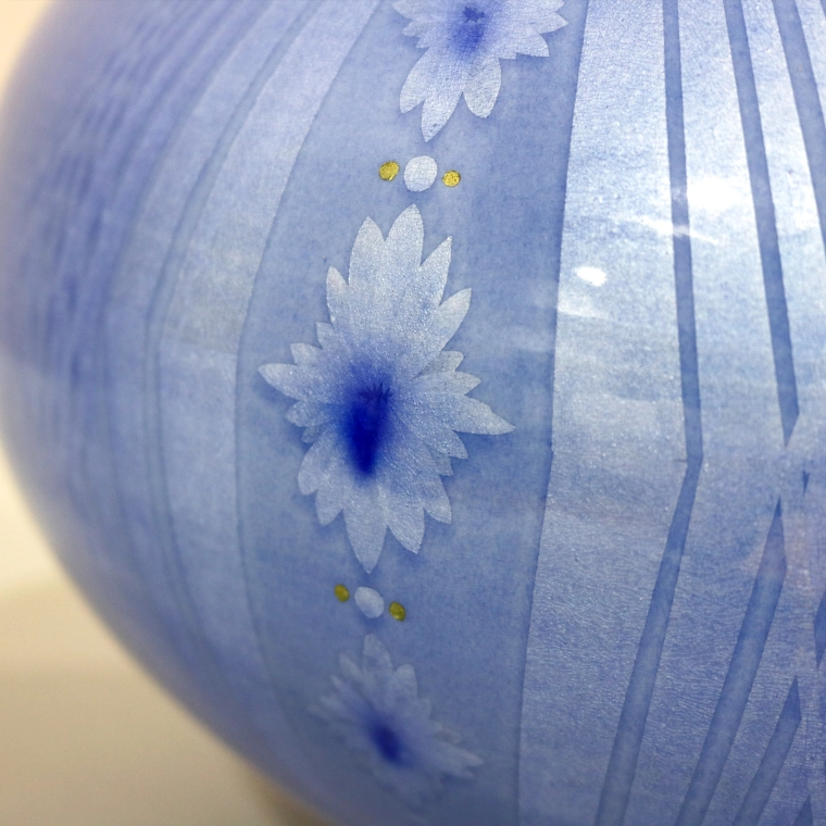 写真：淡青釉裏銀彩壺