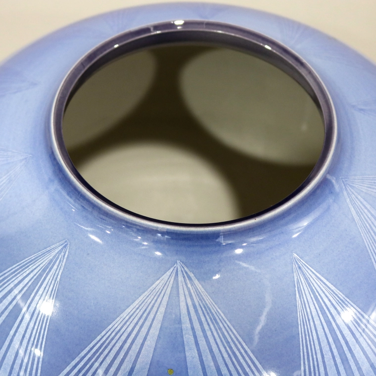 写真：淡青釉裏銀彩壺