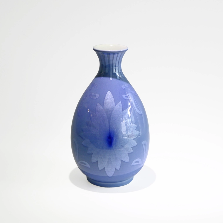 photo Evening Drink Set with Light Blue Glaze and Flower Design  in Underglaze Silver (Set of 1 sake bottle and 2 sake cups) 