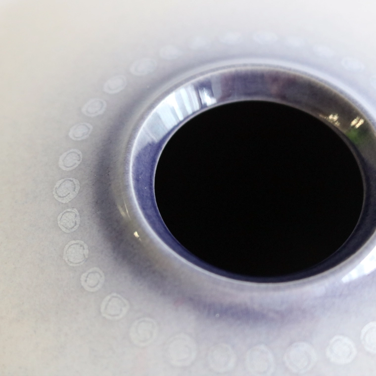 写真：淡桜釉裏銀彩草叢文壷