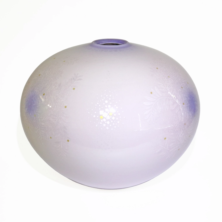 写真：淡桜釉裏銀彩草叢文壷