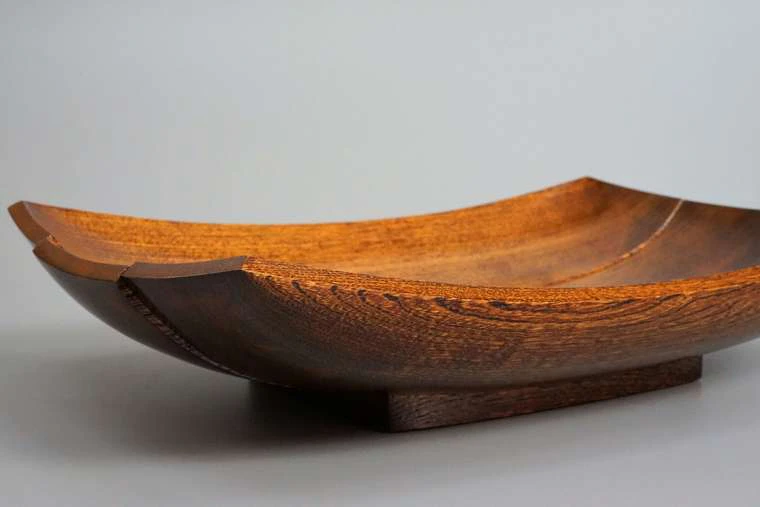 photo Food Vessel of Castor Aralia Wood Finished in Wiped Urushi