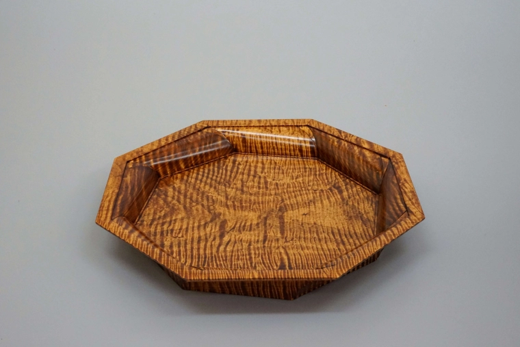 photo Octagonal Vessel of Horse Chestnut Wood Finished in Wiped Urushi