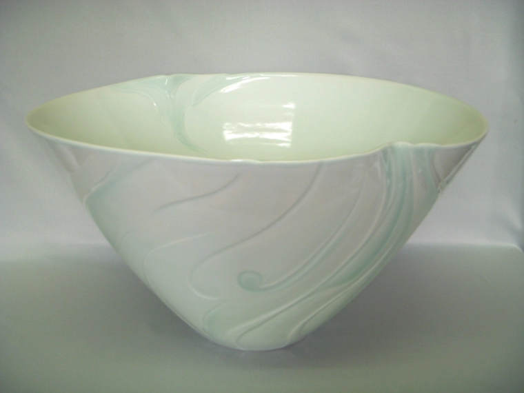 photo White Porcelain Flower Vessel with Pale Blue Glaze ”Flame"