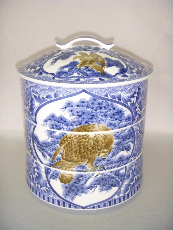 写真：染付松に鷹三方割牡丹唐草三段重