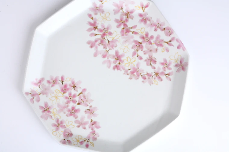 photo Octagonal Plate with Cherry Blossoms and Gold Decoration