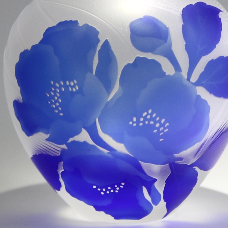 photo Sake Bottle and Cups with Engraved Line Decoration "Japanese Stewartia"