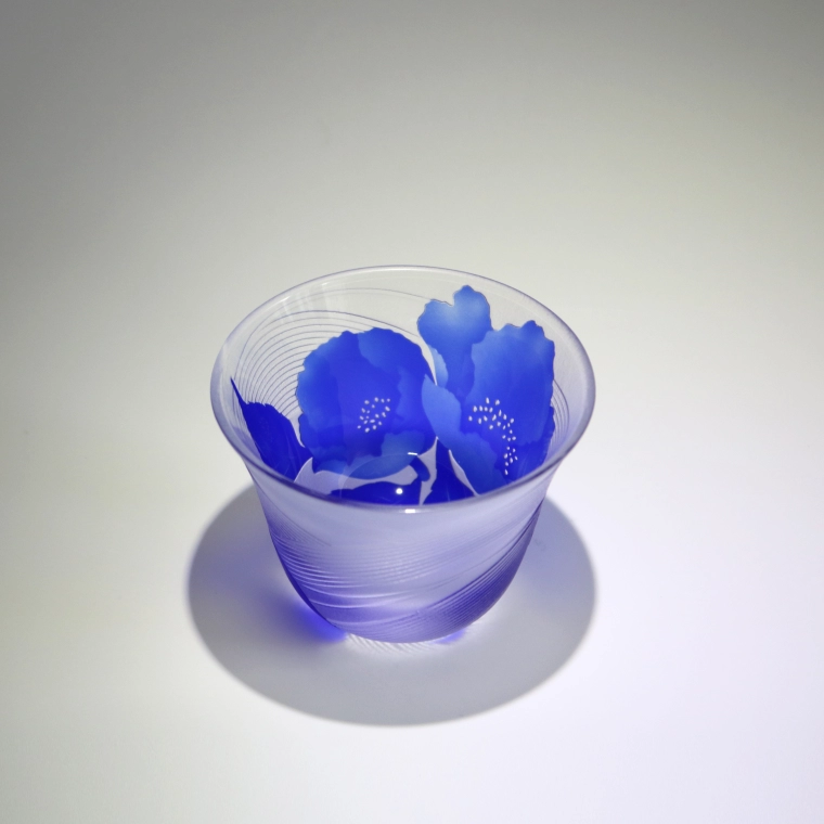 photo Sake Bottle and Cups with Engraved Line Decoration "Japanese Stewartia"