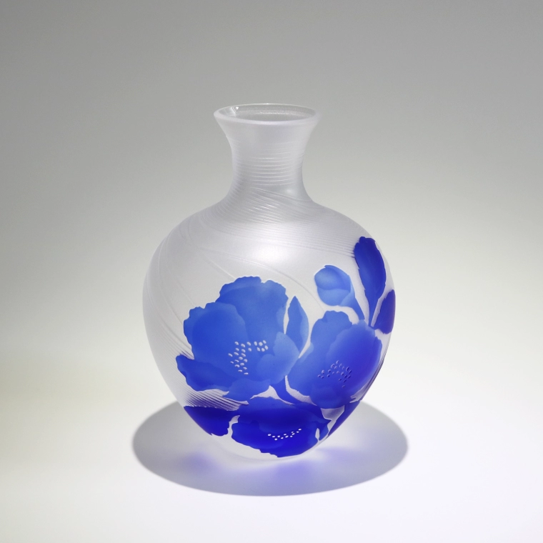 photo Sake Bottle and Cups with Engraved Line Decoration "Japanese Stewartia"