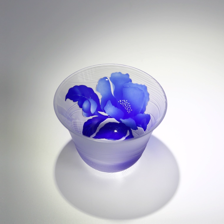 photo Sake Bottle and Cups with Engraved Line Decoration "Japanese Stewartia"