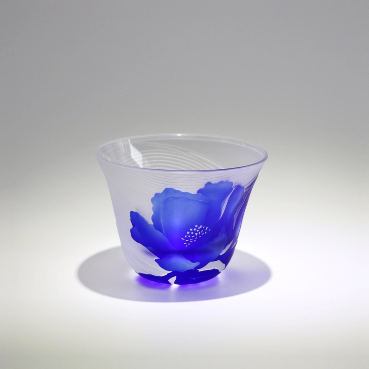 photo Sake Bottle and Cups with Engraved Line Decoration "Japanese Stewartia"