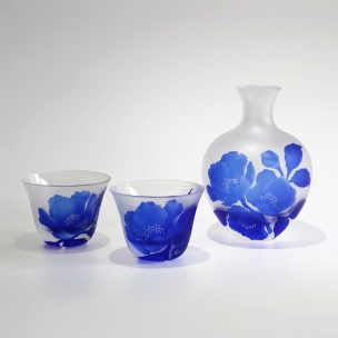 Sake Bottle and Cups with Engraved Line Decoration "Japanese Stewartia"