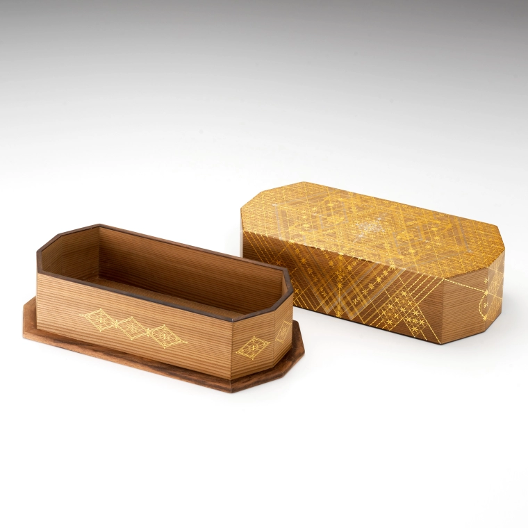 photo Coffer with design in kirikane "The Resonance of Flowers"