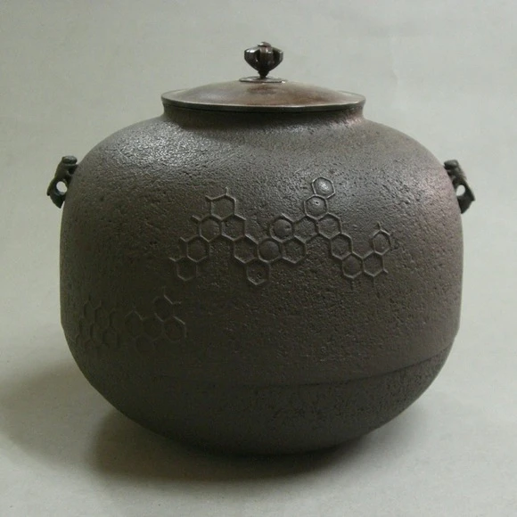 Round Tea Ceremony Kettle with Honeycomb Design