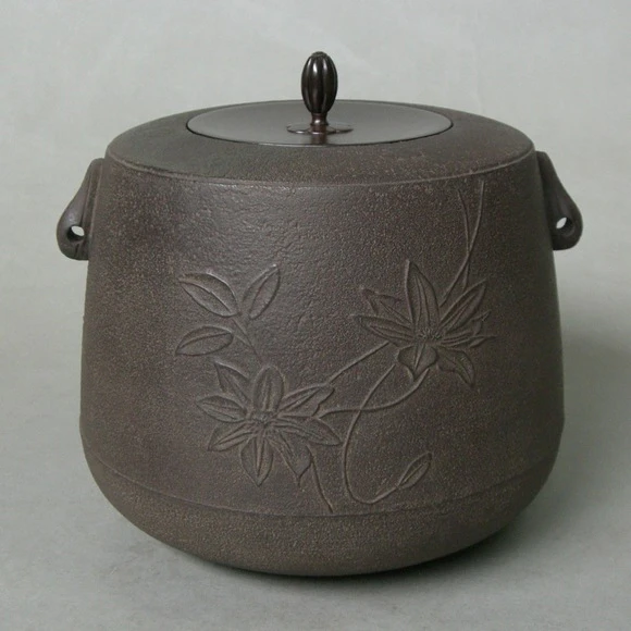 Tea Ceremony Kettle of Katatsuki Type with Clematis Design
