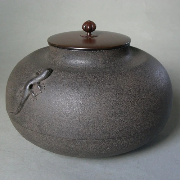 Tea Ceremony Kettle with Flared Mouth and Gecko Design