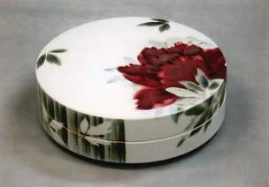Box with Glaze in Kakewake Style and Peony Design