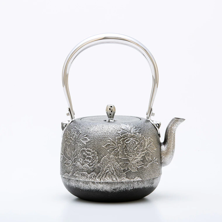 photo Date Shaped Iron Sand Kettle with Peony Design