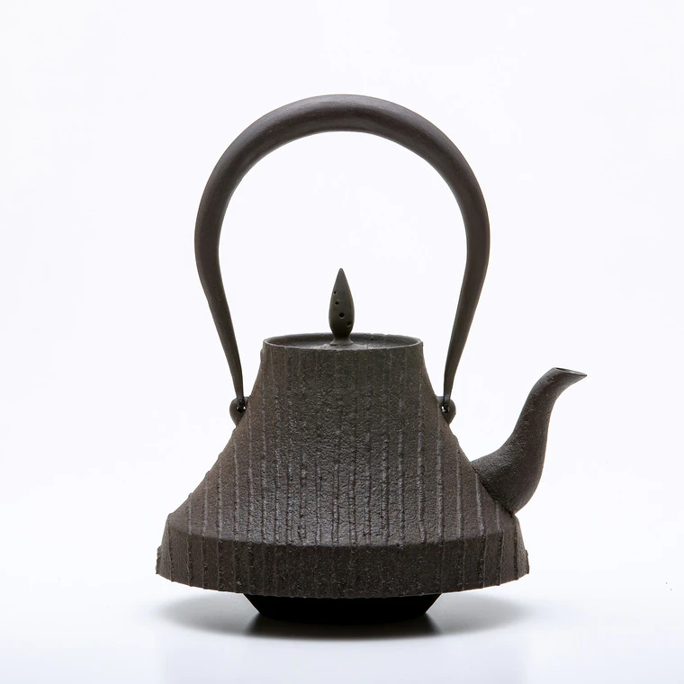 photo Mr. Fuji Shaped Iron Kettle with Hanging Bottom and Stripes