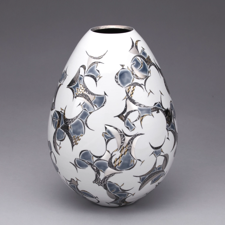 写真：幾何紋金白金彩花器