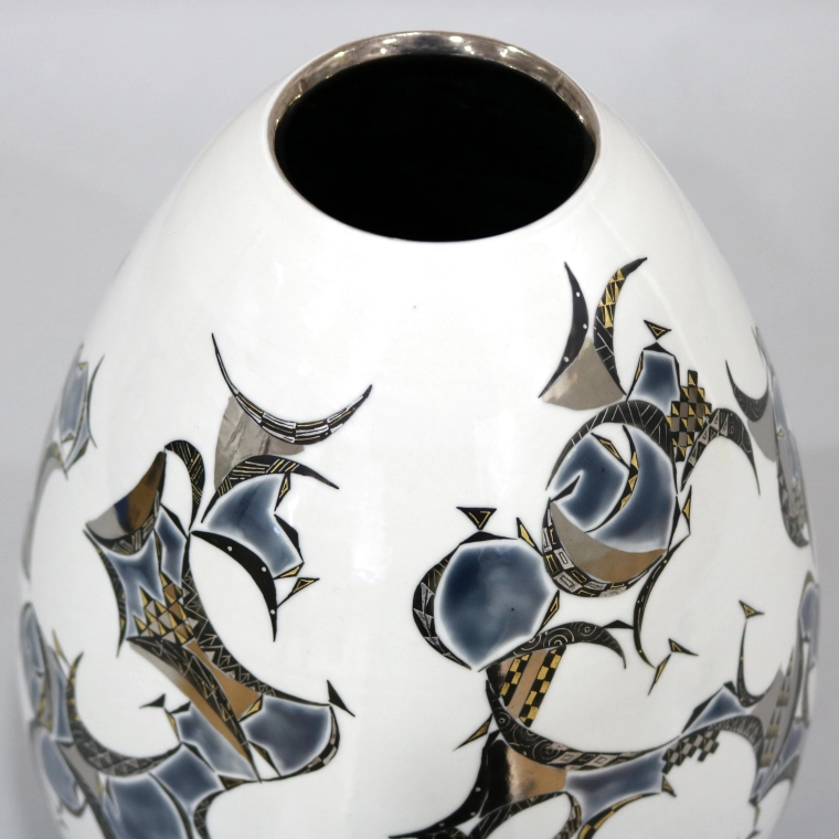 写真：幾何紋金白金彩花器