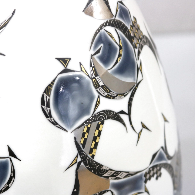 写真：幾何紋金白金彩花器