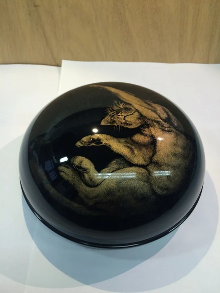 Lacquered Covered Box with Design in Chinkin Ⅰ