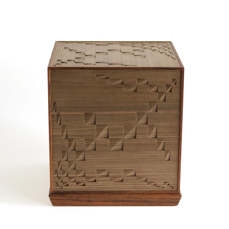 写真：神代杉彫装箱