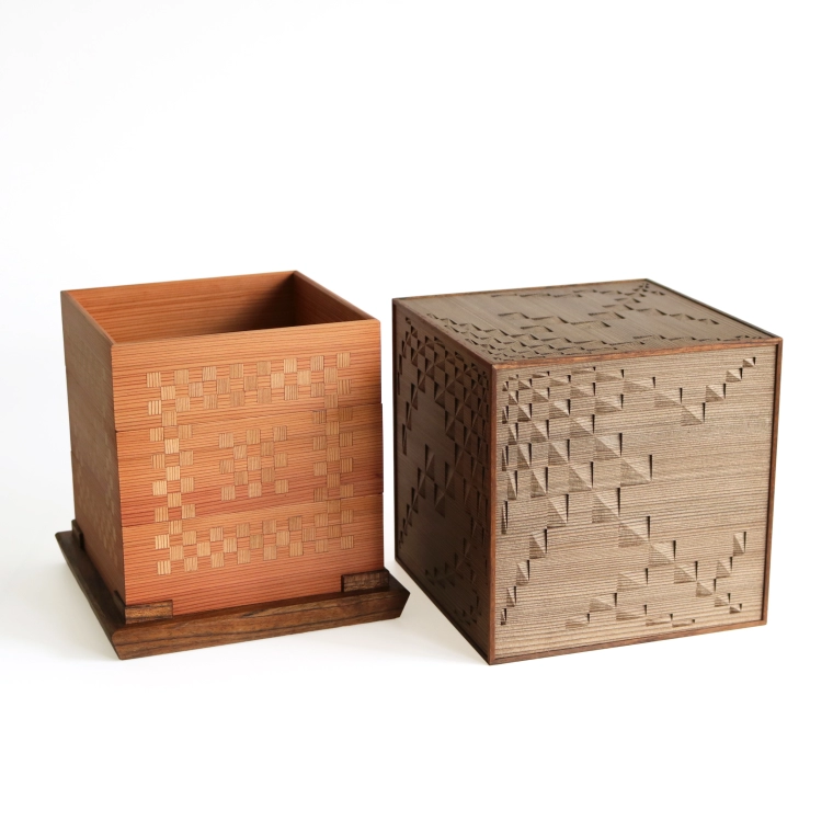 写真：神代杉彫装箱