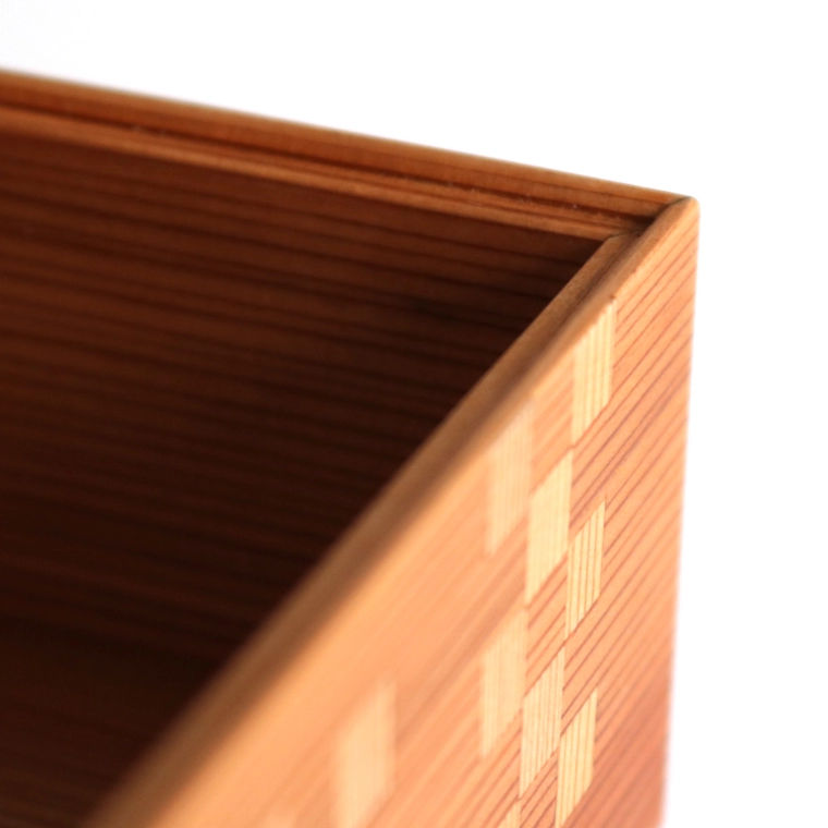 写真：神代杉彫装箱