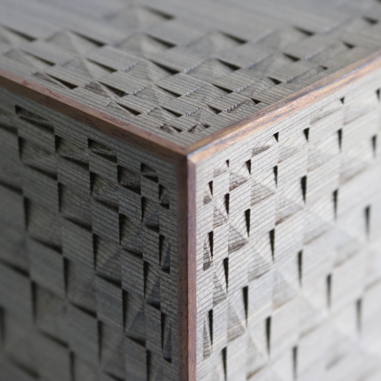 写真：神代杉彫装箱