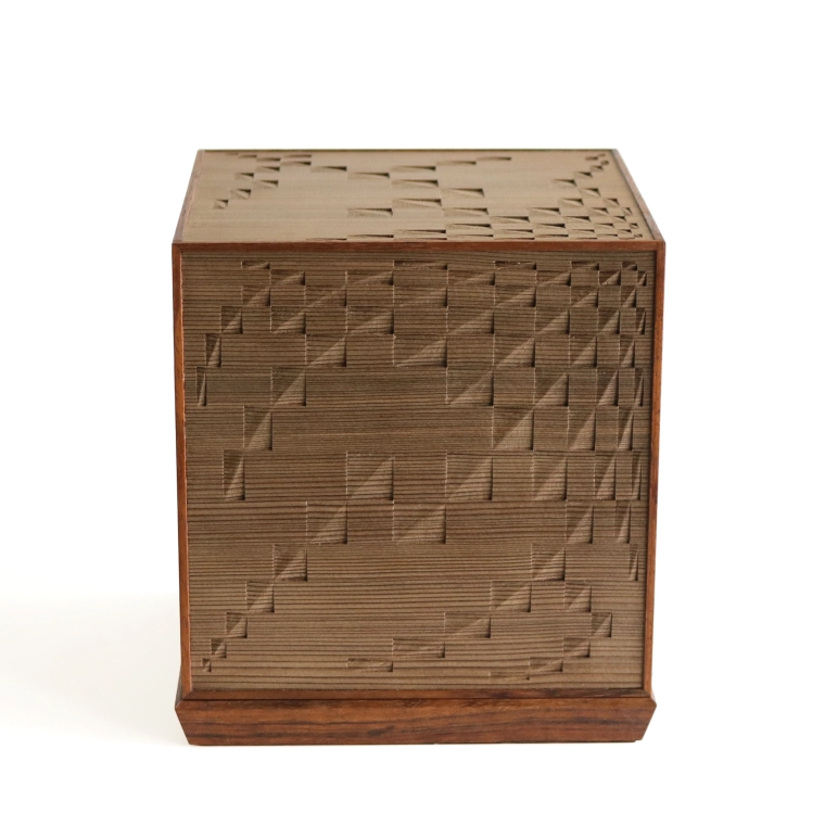 写真：神代杉彫装箱