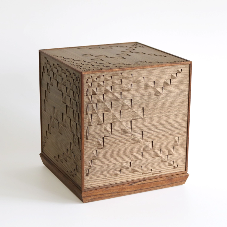 写真：神代杉彫装箱