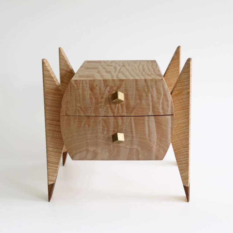 photo Horse Chestnut Wood Box with Four Legs and Drawers
