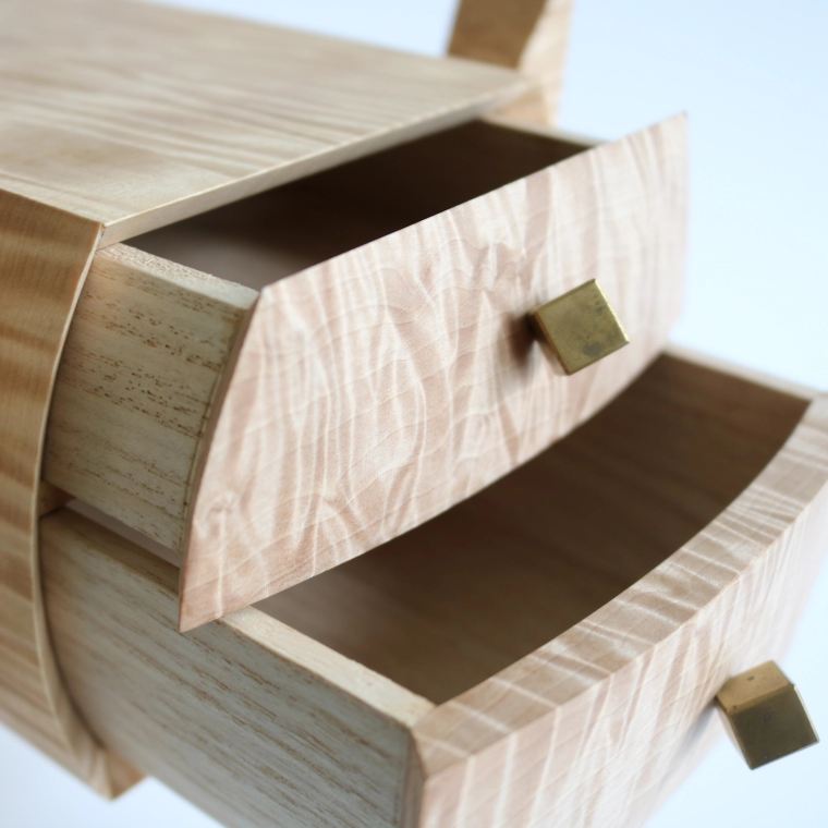 photo Horse Chestnut Wood Box with Four Legs and Drawers