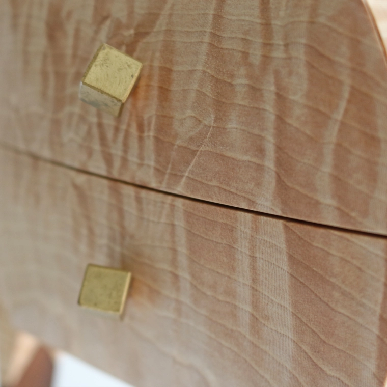 photo Horse Chestnut Wood Box with Four Legs and Drawers