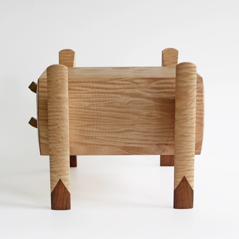 photo Horse Chestnut Wood Box with Four Legs and Drawers
