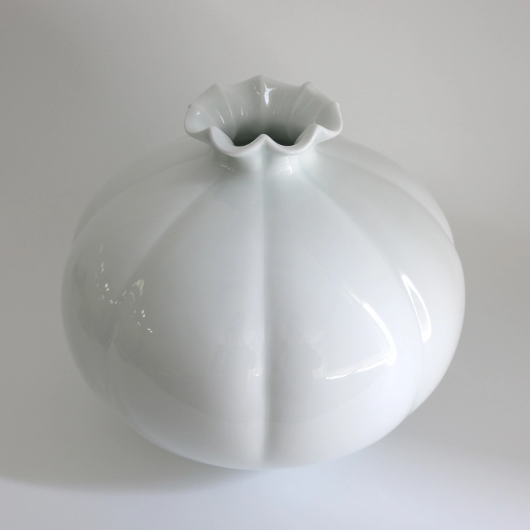 photo White Porcelain Jar with Lily Shaped Mouth