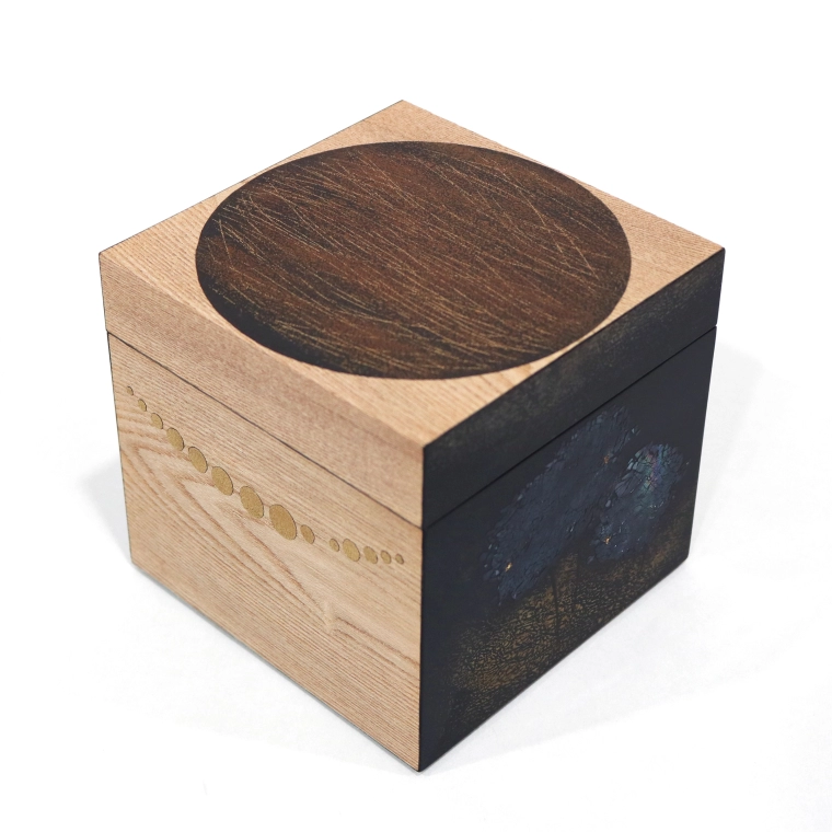 photo Box with Design in Makie on Plain Wood Surface "Evening Scene"