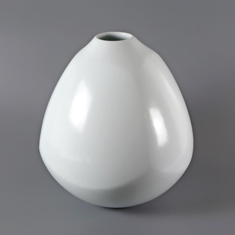 photo White Porcelain Faceted Jar