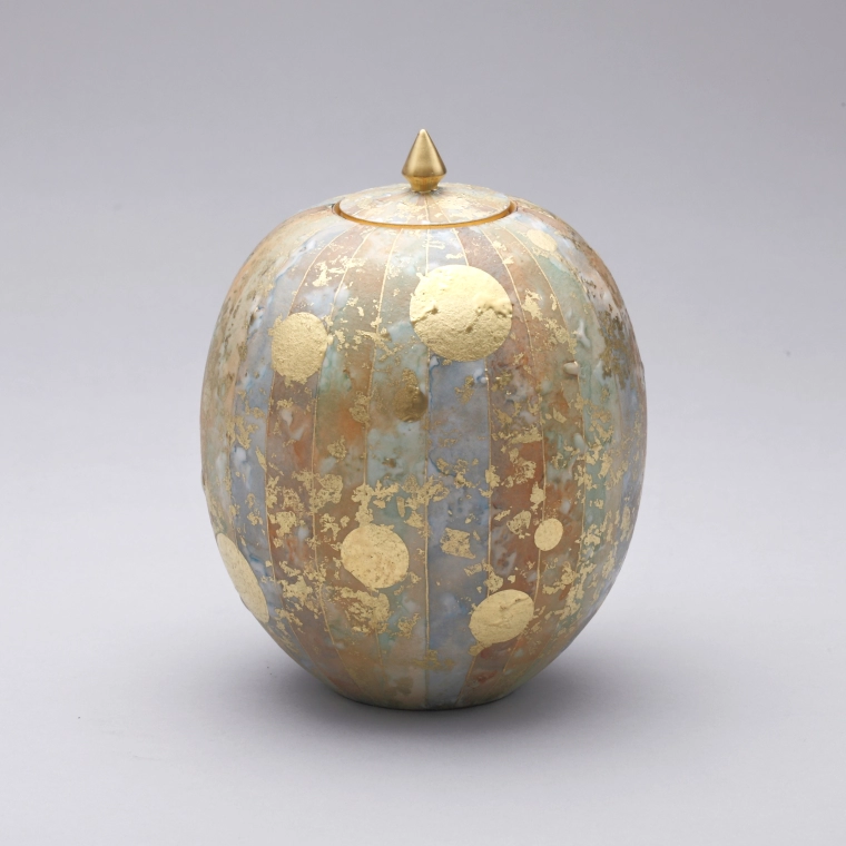 photo Jar with Overglaze Enamel and Gold Decoration