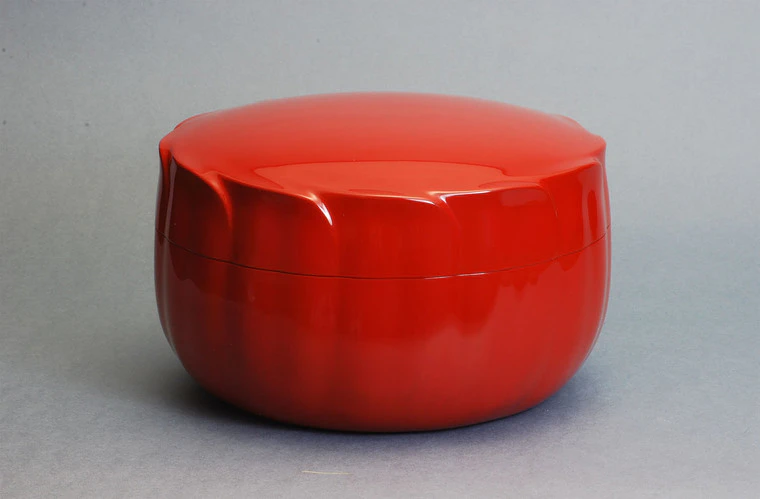 photo Covered vessel of kanshitsu with red urushi