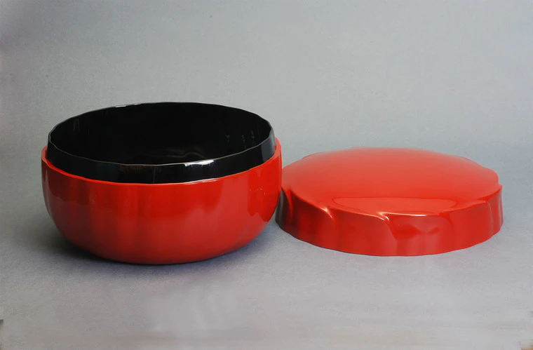 photo Covered vessel of kanshitsu with red urushi