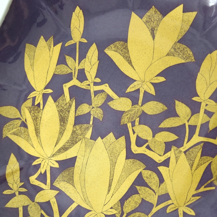 写真：釉裏金彩木蓮文 飾皿