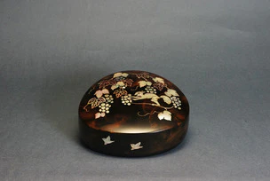 Urushi lacquer box with squirrel and grape design in mother-of-pearl inlay