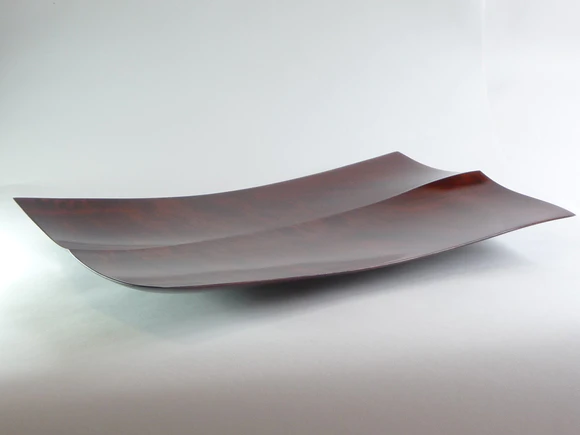 Plate of black walnut coated with urushi "Edge"