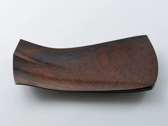 Plate of black walnut coated with urushi "Edge Ⅱ"