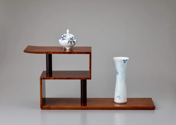 Display shelf of maple coated with urushi.