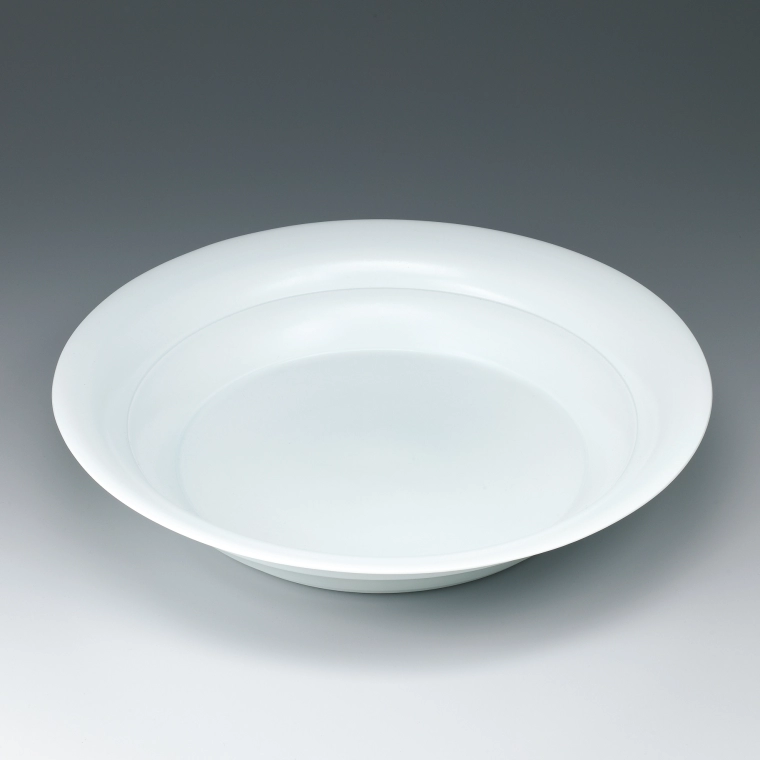 photo White porcelain bowl.